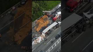 Tombamento de carreta sobre veículo na Rodovia Fernão Dias, altura do KM 71,1, em Mairiporã.