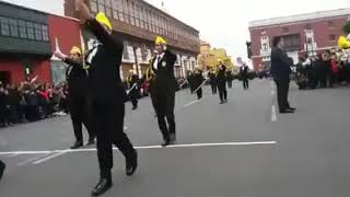 INCREÍBLE   ALUMNO DESFILA A PESAR QUE PERDIO ZAPATO