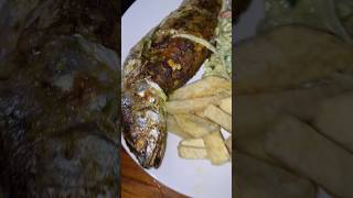 POISSON BRAISÉ AVEC SALADE TOGOLESE FOOD #2024 #streetfood #africafood #togo #lome #2023 #party