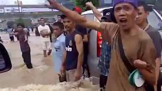 BANJIR...!!! Kanal Banjir Barat JEBOL, rendam Jalan Thamrin, Sudirman, Bundaran HI dan sekitarnya