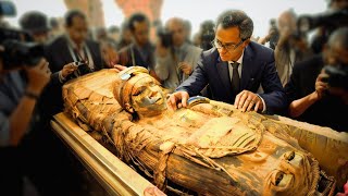 Gli archeologi hanno aperto il sarcofago di una mummia egizia dopo 2.500 anni!