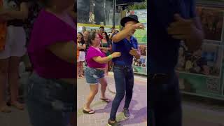 Dança com casal de turistas #portodegalinhas #dança #portodafolha