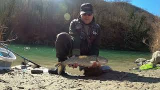 Pescare in fiume con acqua di neve