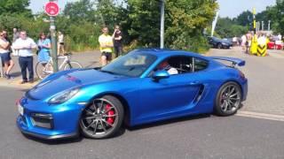 Blue Porsche Cayman GT4 leaving Cars and Coffee Düsseldorf