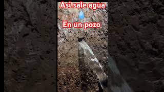 así fluye agua dentro de un pozo artesanal (anjibe)