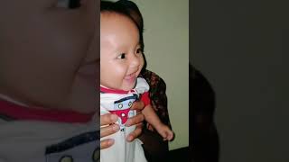 Bayi ketawa ngakak