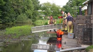 Brandweer redt egel van verdrinking in Coevorden