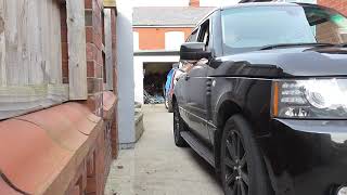 range rover l322 pulling out a Suzuki samurai 413 out of a garage