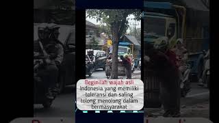 Momen Warga Indonesia Saling Membantu Di Pinggir Jalan #toleransi #shorts #memes #indihome #inews