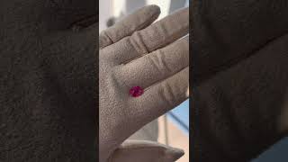 В НАЛИЧИИ! Шпинель Махенге 1.03ct в цвете горячий розовый (Hot pink), без облагораживаний,  чистая.