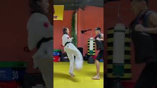 A beautiful woman's taekwondo, this is a demo show