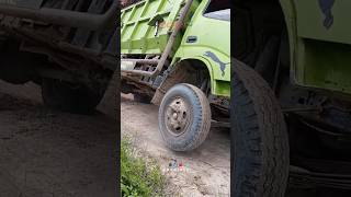 Truk Oleng Sampai Hampir Terbang bawa sawit #truck #sawit #shortvideo #shorts