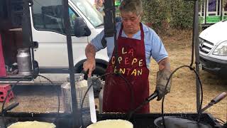 Didier et Maïté Butaux réalisent des crêpes à l'ancienne, à la Foire de Montilly (Orne)