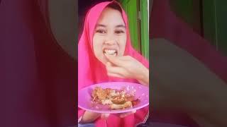 makan pakai ayam goreng sambal terasi