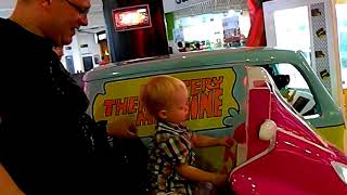 Малыш Лев играется с папой Little Leo is played with dad