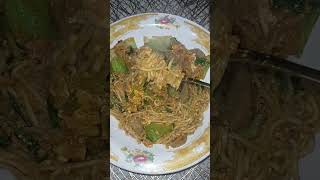 Makan mie siang bolong