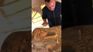 لحظة اكتشاف احد اجمل توابيت سقارة 🇪🇬 The moment of discovery of one of the most beautiful coffins