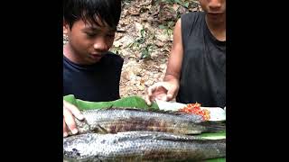 Eating fish with spicy salt and chilli #shorts