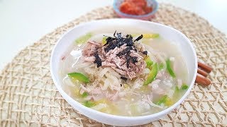 Korean noodles in chicken broth(dak-kalguksu, 닭칼국수)