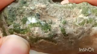 سنگ نیمه قیمتی اپیدوت سبز و کلسیت شیری Green epidote in white calcite gemstone