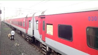 BEST EVER PARALLEL ACTION !!! WAP-7 Mumbai Rajdhani Vs WDM-3A Bandra Garibrath - Ultimate Rivals..!!