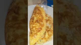 صباح الخير أطيب فطور أومليت مع الجبنه تفضلوا 🧀🍳#egg#بيض أومليت #cheese#المغرب#مصر#food##الإمارات