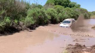 Toyota Sw4 atravesando barro y agua.