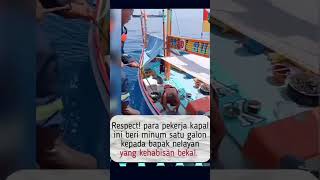 Momen Nelayan Di Laut Beri Minun Ke Nelayan Yang Laun Saat Haus #shorts #laut #nelayan #berita #fyp