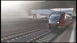 Triebwagen fährt ein am Bahnhof Bad Soden