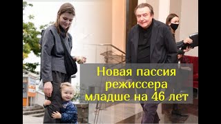 Стало известно о романе 72-летнего режиссера Учителя со студенткой, которая родила от него дочь