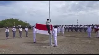 DETIK DETIK YOHANES MEMANJAT TIANG BENDERA Di HUT RI 73 NTT