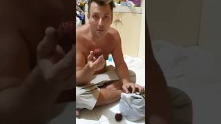 Ketika Bule makan Rambutan di Indonesia