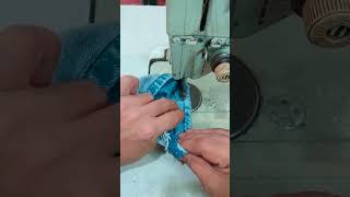 Proses menjahit potong sambung celana jeans