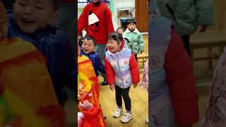 🎉🐉🦁Wuzhou: Cute kids perform lion and dragon dances to embrace the new school semeste 🌟👏