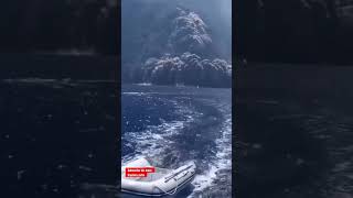 Running away from volcano 🌋 Volcanic Eruption of Stromboli in Italy #volcano #italy #explosion