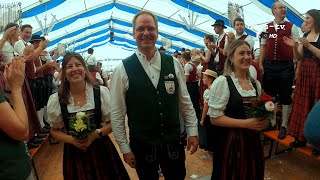 Bezirksmusikfest Unterreitnau Einzug der Fahnenträger ins Festzelt