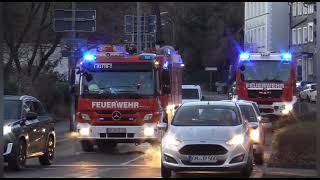 [Feuerwehr Gummersbach] HLF10, TLF4000 und LFKatS auf Einsatzfahrt zu einem PKW Brand