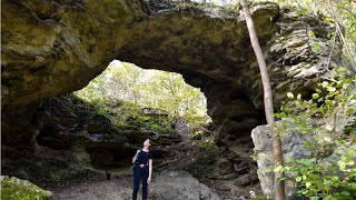 Gewaltiges Felsentor und hohe Felsklippe im Saaletal - Die Teufelsbrücke und die Bohlenwand.