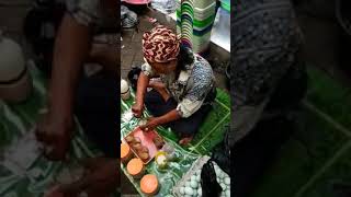 Lucu !! Penjual jamu di pasar njoyo madiun..