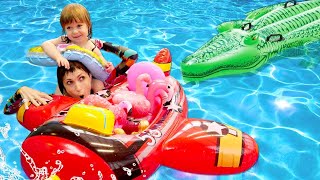 🐊💦 Bianca, Barbie y el Cocodrilo en la Piscina - Aventuras Acuáticas con Juguetes para Bebés 🏊‍♀️