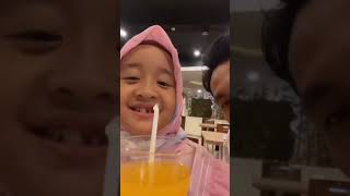 Aishwa Nahla Minum Jus Mangga