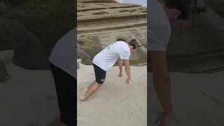 Kneeflip on sand