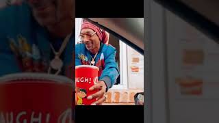 Snoop Dogg was handing out food at a drive-thru‼️😂