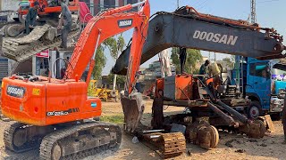 Pakistani Mechanics are Assembling a Doosan Excavator Imported From Thailand