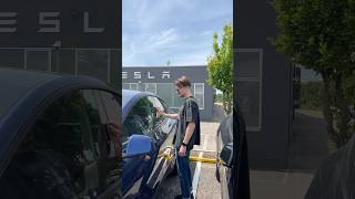 ÖFFNE NIEMALS EINEN TESLA MIT EINER SCHLÜSSELKARTE!