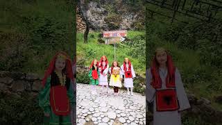 Çikat me veshje shqiptare në Krujë #albania #kruja #skenderbeu #fyp #trending