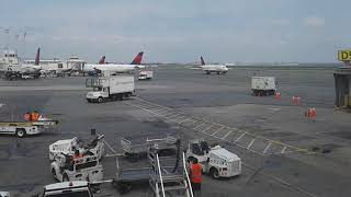 Time laps video: Plane spotting at La Guardia Airport