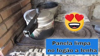 Panela limpa no fogão a lenha