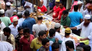 Ifter Bazar in Old Dhaka, Bangladesh | ইফতার , পুরান ঢাকা  ( বড় বাপের পোলায় খায়.... )