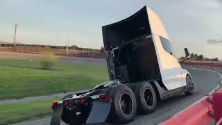 Uji Coba Truck Listrik Tesla di Sirkuit Tertutup